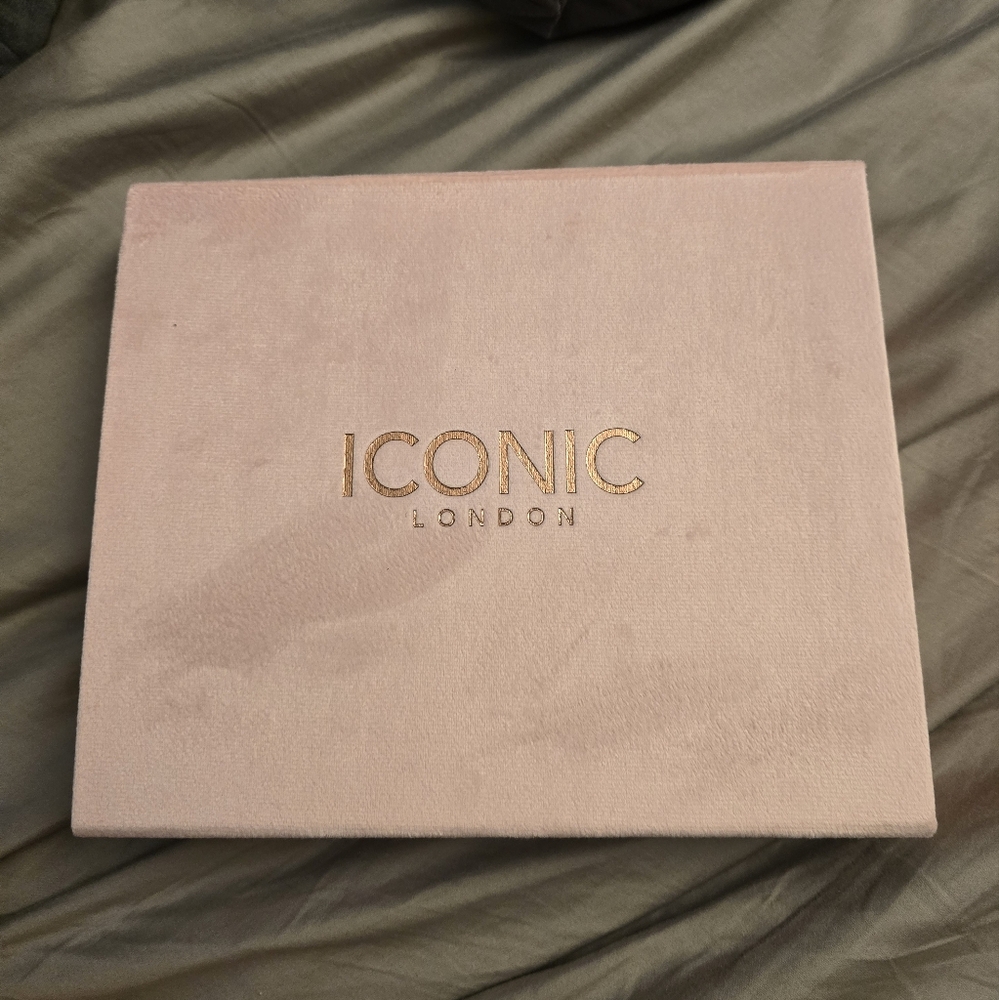Iconic London Velvet cardboard gift box